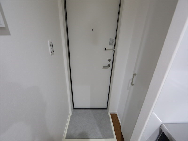 物件内観写真17　(玄関　シューズボックス付（収納充実してます）)