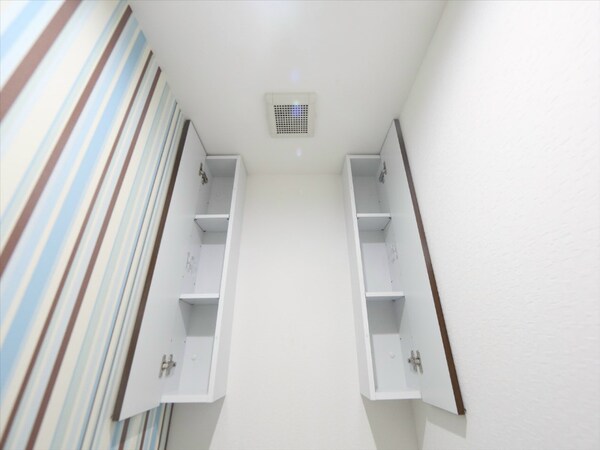 トイレ(トイレ上部にある収納棚)