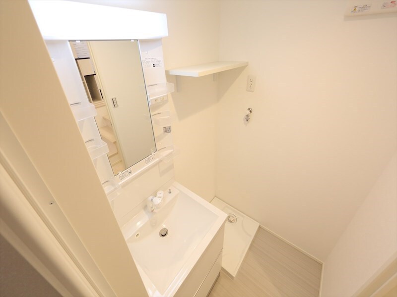 物件内観写真3　(脱衣所　独立洗面台（シャンプードレッサー付）収納スペース有)
