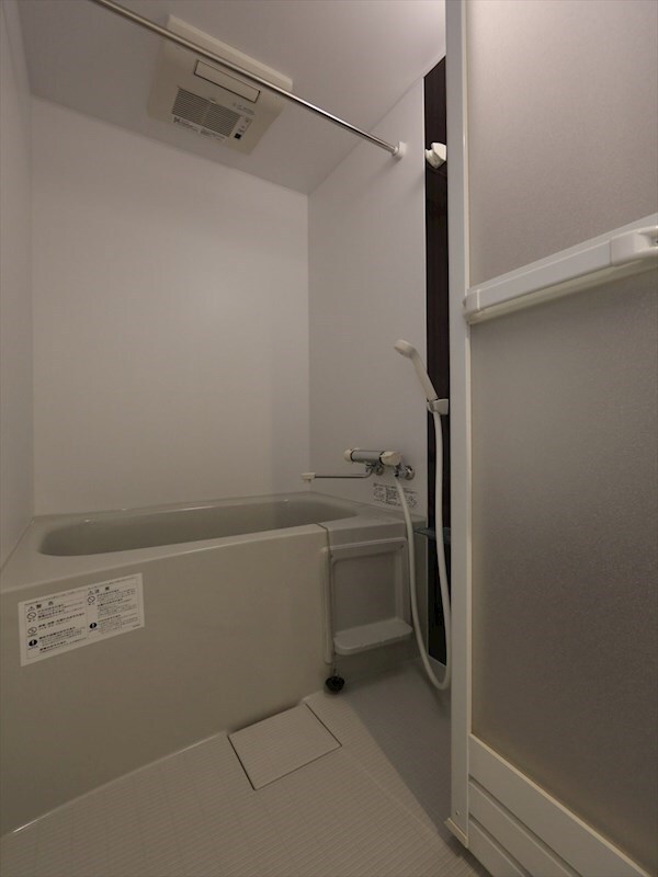 物件内観写真4　(バスルーム　浴室暖房乾燥機付き)