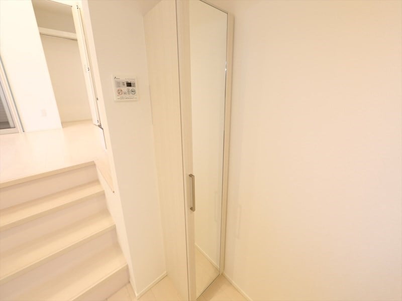 物件内観写真6　(玄関　シューズボックス付（収納充実してます）)