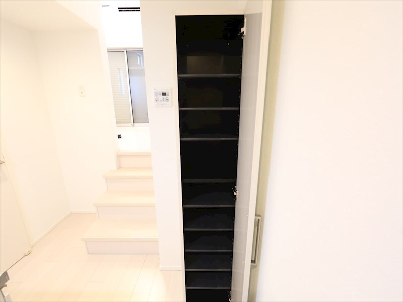 物件内観写真22　(玄関　シューズボックス付（収納充実してます）)