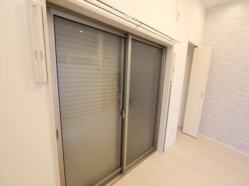 物件内観写真23　(バルコニー　防犯シャッター付　室内物干し付)