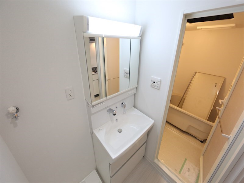 物件内観写真4　(脱衣所　独立洗面台（シャンプードレッサー付）収納スペース有)