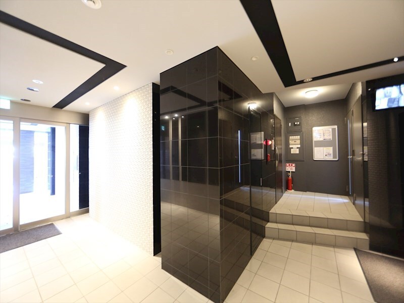 物件内観写真13　(エントランス　オートロック　宅配ＢＯＸ　防犯カメラ)