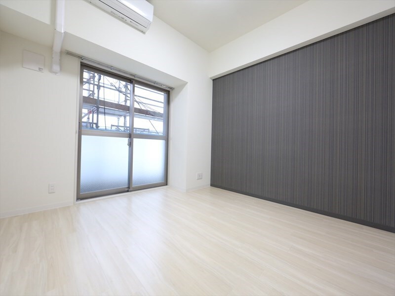 物件内観写真14　(洋室7.2帖　エアコン完備　クローゼット付　バルコニー)