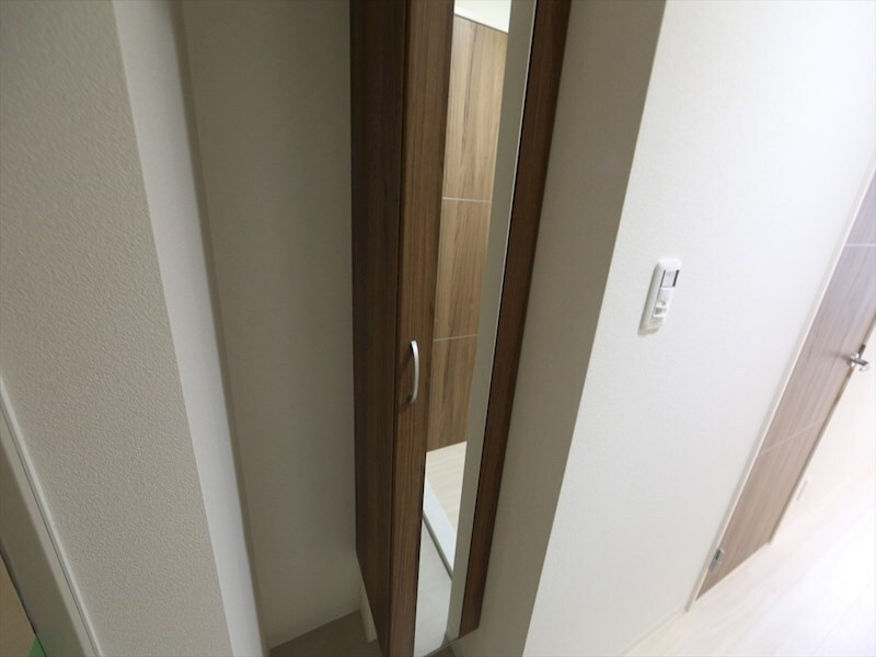 物件内観写真18　(玄関　シューズボックス付　姿見鏡付き)