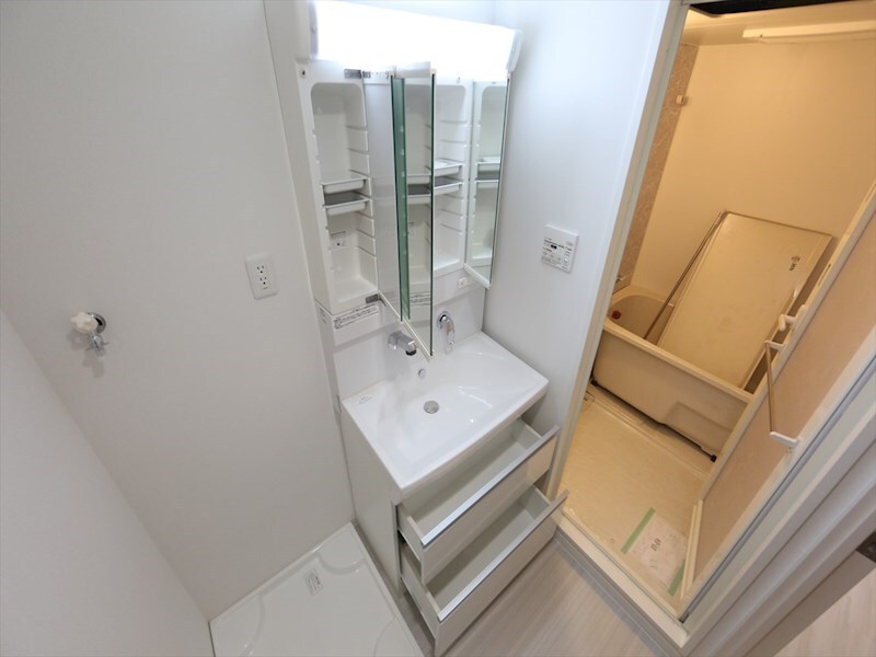 物件内観写真21　(脱衣所　独立洗面台（シャンプードレッサー付）収納スペース有)