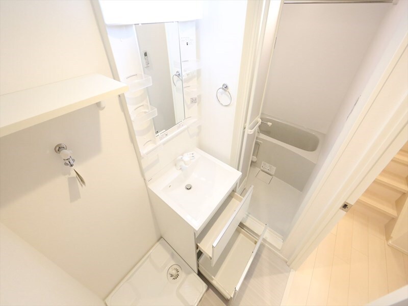 物件内観写真3　(脱衣所　独立洗面台（シャンプードレッサー付）収納スペース有)