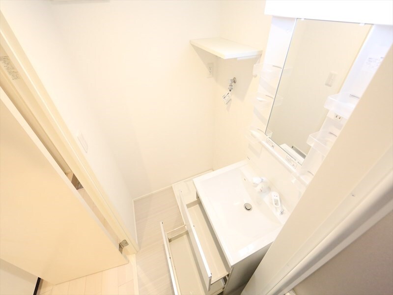 物件内観写真18　(脱衣所　独立洗面台（シャンプードレッサー付）収納スペース有)