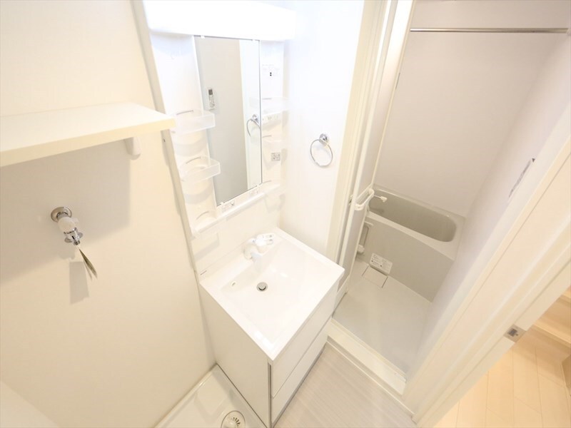 物件内観写真29　(脱衣所　独立洗面台（シャンプードレッサー付）収納スペース有)