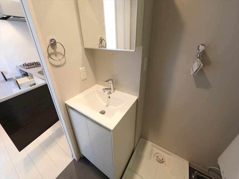 物件内観写真3　(脱衣所　独立洗面台（シャンプードレッサー付）収納スペース有)