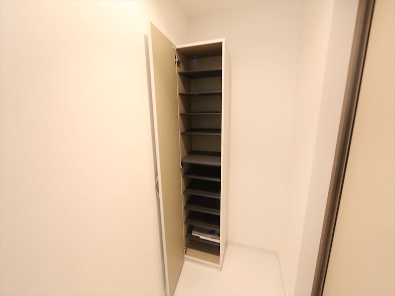 物件内観写真6　(玄関　シューズボックス付（収納充実してます）)