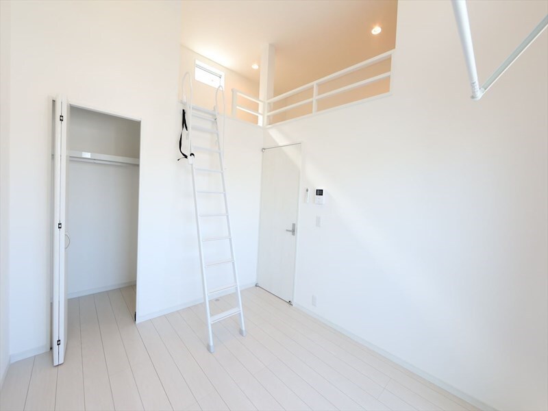 物件内観写真8　(クローゼット（収納充実してます）)