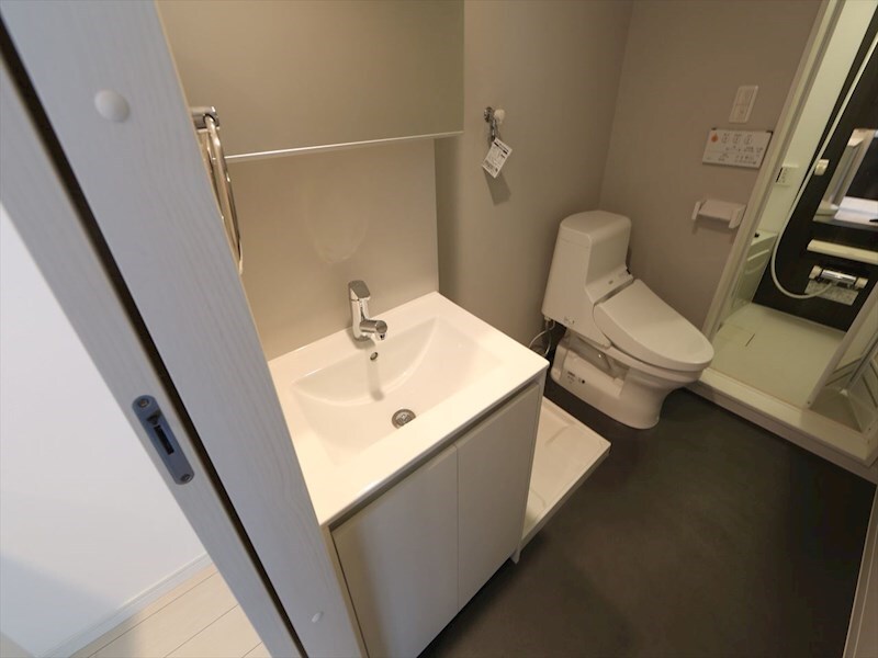 物件内観写真19　(脱衣所　独立洗面台（シャンプードレッサー付）収納スペース有)