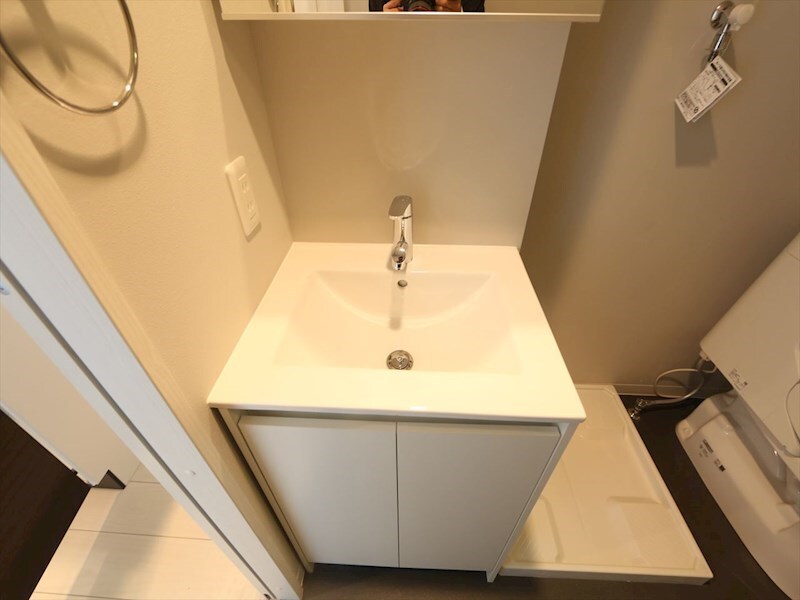 物件内観写真30　(脱衣所　独立洗面台（シャンプードレッサー付）収納スペース有)