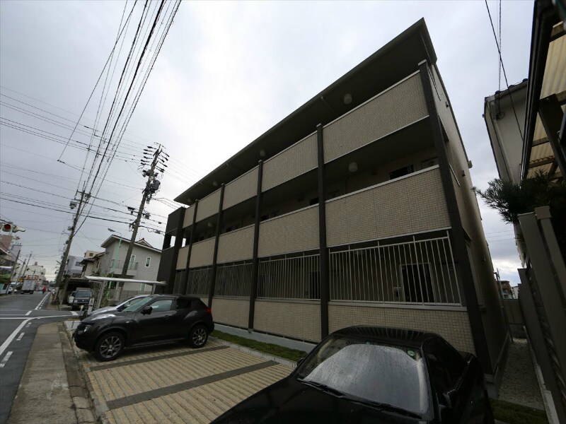 物件外観写真2　(外観　オートロック　屋根付き駐輪場有り)