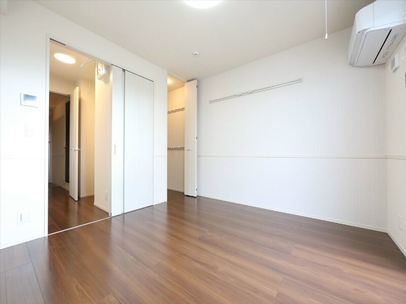 物件内観写真3　(洋室7.3帖　ウォークインクローゼット)