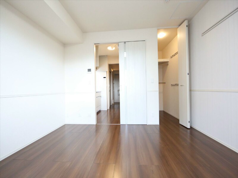 物件内観写真15　(洋室7.3帖　ウォークインクローゼット)