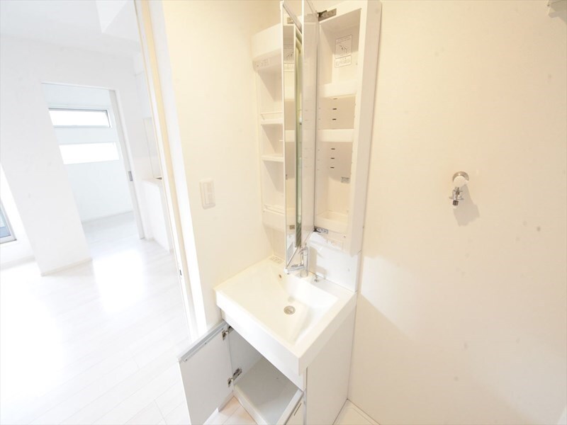 物件内観写真18　(脱衣所　独立洗面台（シャンプードレッサー付）　イメージ写真)