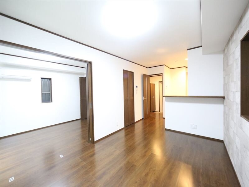 物件内観写真2　(ＬＤＫ12.9帖　カウンターキッチン)