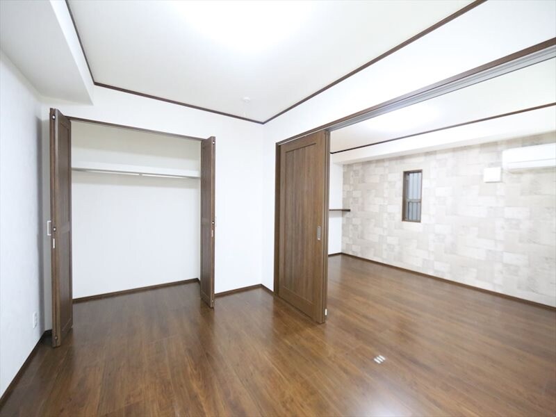 物件内観写真9　(洋室6.4帖　クローゼット付（収納充実してます）)