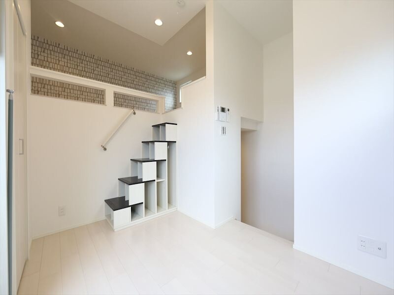 物件内観写真2　(洋室5帖　ロフト5.6帖　エアコン　クローゼット付)