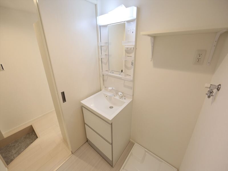 物件内観写真3　(脱衣所　独立洗面化粧台（シャンプードレッサー付）)