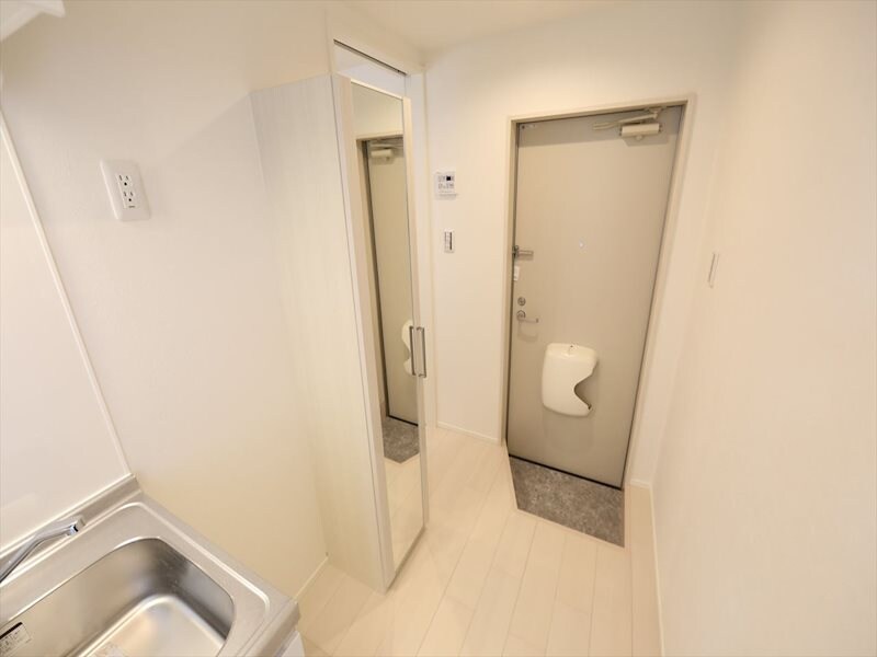 物件内観写真6　(玄関　シューズボックス（収納充実してます）)