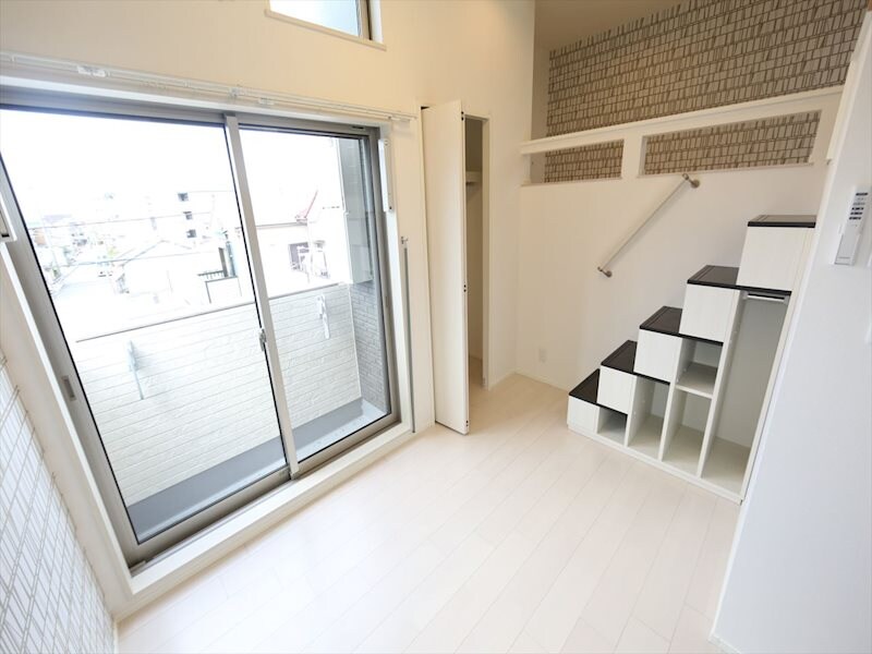 物件内観写真10　(洋室5帖　ロフト5.6帖　エアコン　クローゼット付)