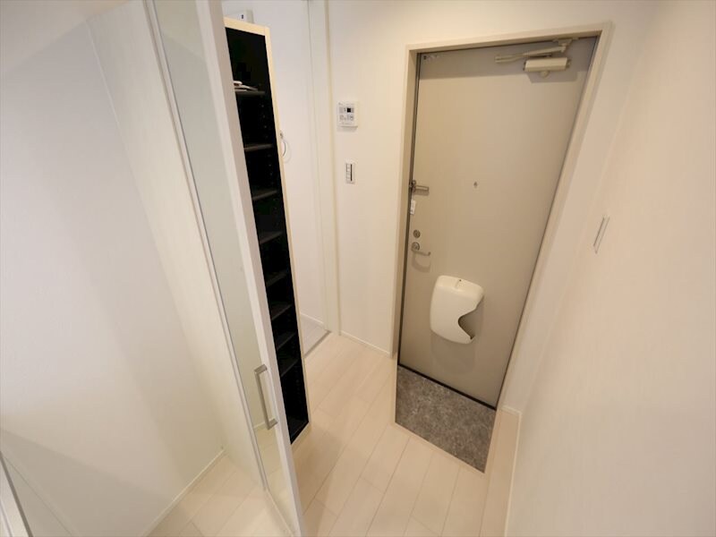 物件内観写真17　(玄関　シューズボックス（収納充実してます）)