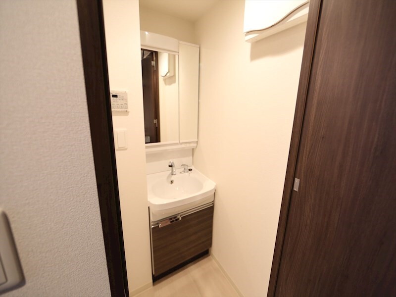 物件内観写真15　(脱衣所　独立洗面台（シャンプードレッサー付）収納スペース有)