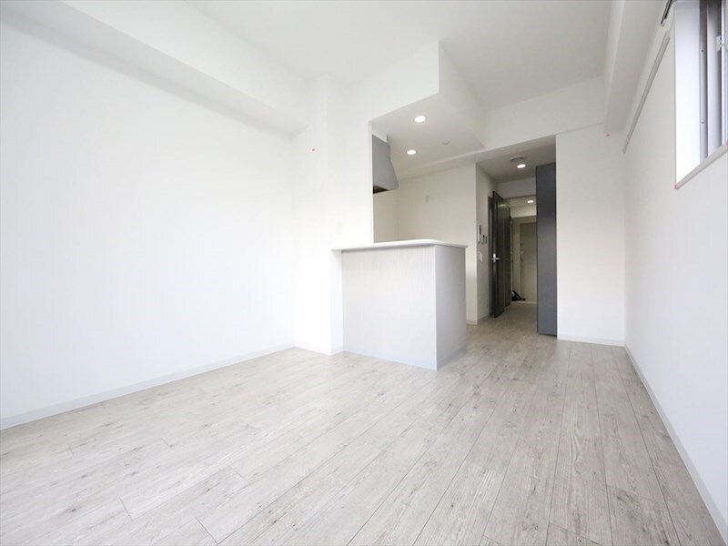 物件内観写真2　(洋室13.7帖　エアコン　クローゼット　カウンターキッチン)