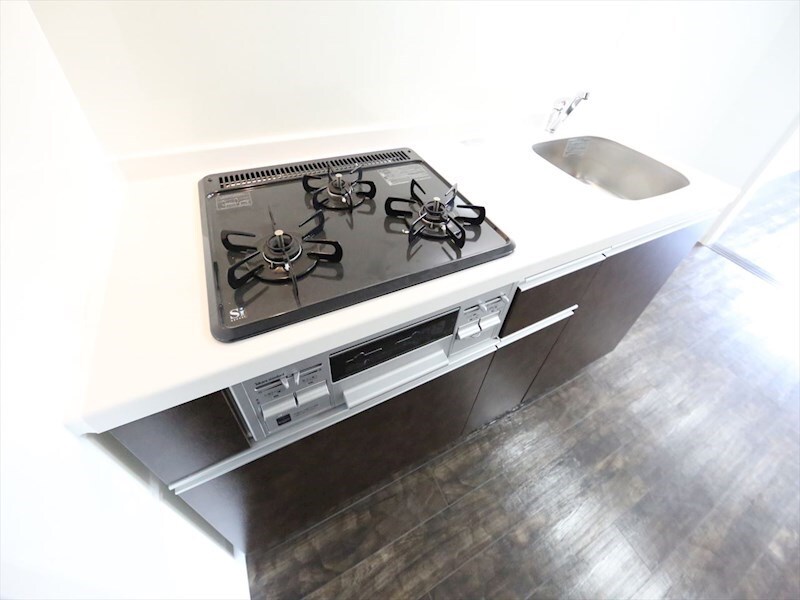 物件内観写真7　(システムキッチン　3口ガスコンロ　グリル付)