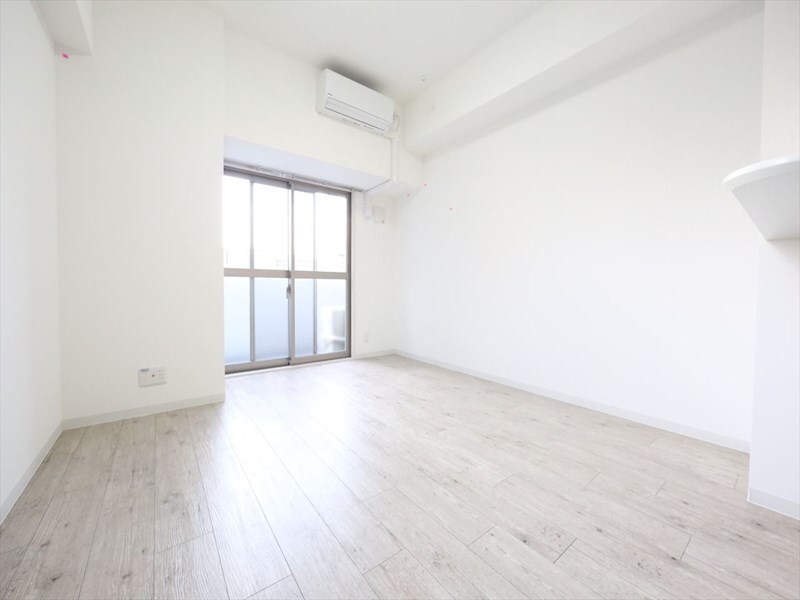 物件内観写真9　(洋室13.7帖　エアコン　クローゼット　カウンターキッチン)