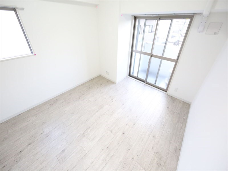 物件内観写真11　(洋室13.7帖　エアコン　クローゼット　カウンターキッチン)