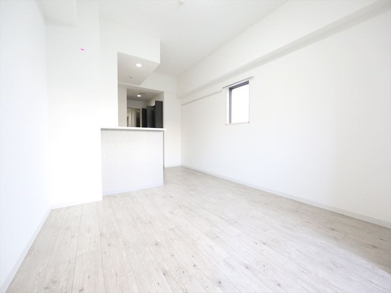 物件内観写真12　(洋室13.7帖　エアコン　クローゼット　カウンターキッチン)