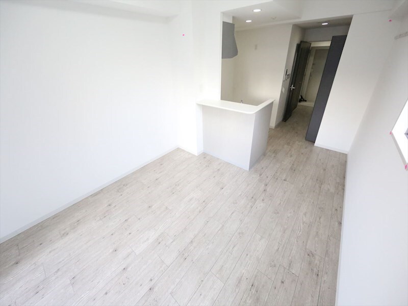 物件内観写真16　(洋室13.7帖　エアコン　クローゼット　カウンターキッチン)