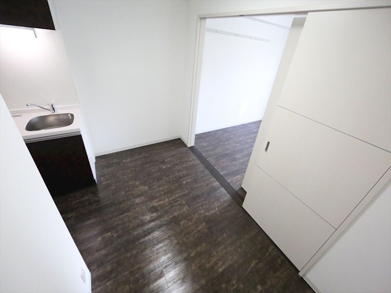 物件内観写真17　(DK5.6帖　洋室7.4帖と繋げても仕切っても使えます)