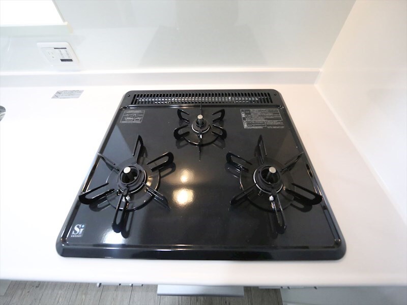 物件内観写真23　(カウンターキッチン　3口ガスコンロ　グリル付)