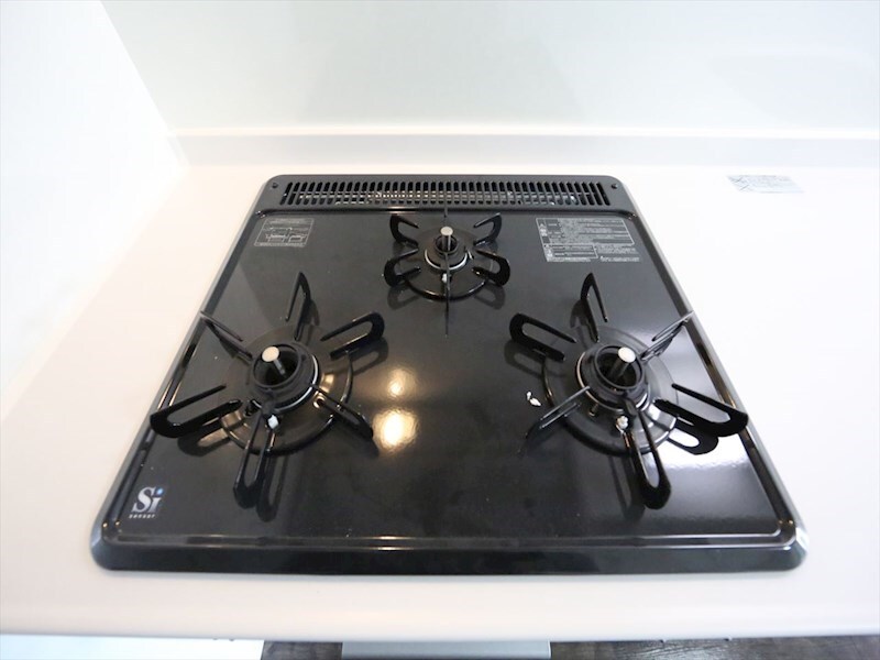 物件内観写真29　(システムキッチン　3口ガスコンロ　グリル付)