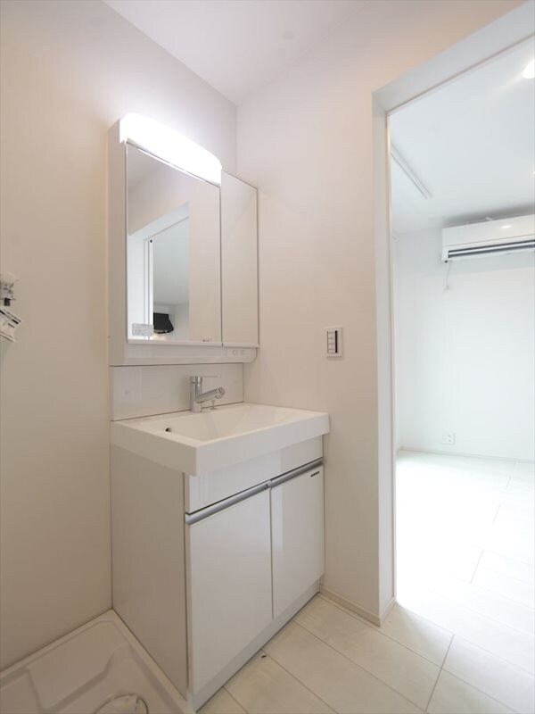 物件内観写真3　(脱衣所　独立洗面台（シャンプードレッサー付）収納スペース有)
