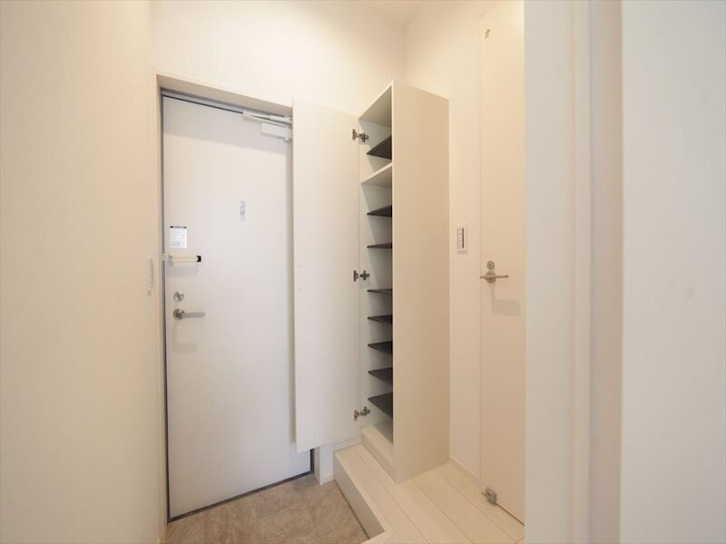 物件内観写真6　(玄関　シューズボックス付（収納充実）)