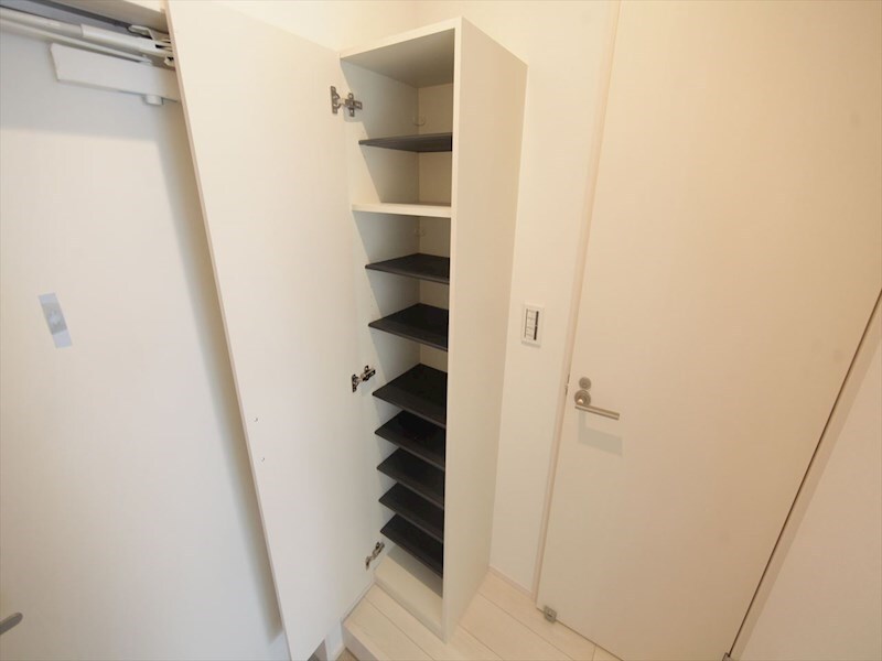 物件内観写真19　(玄関　シューズボックス完備)