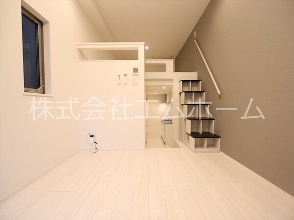 リビング(洋室6帖　階段上段ロフト5.6帖（収納にも使えます）同型写真)