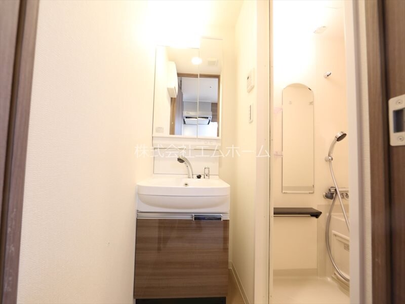 物件内観写真3　(脱衣所　独立洗面台（シャンプードレッサー付）)