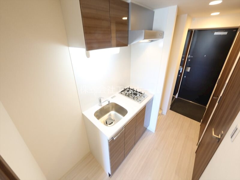 物件内観写真7　(システムキッチン（ガス2口）冷蔵庫・レンジ等ご用意できます)