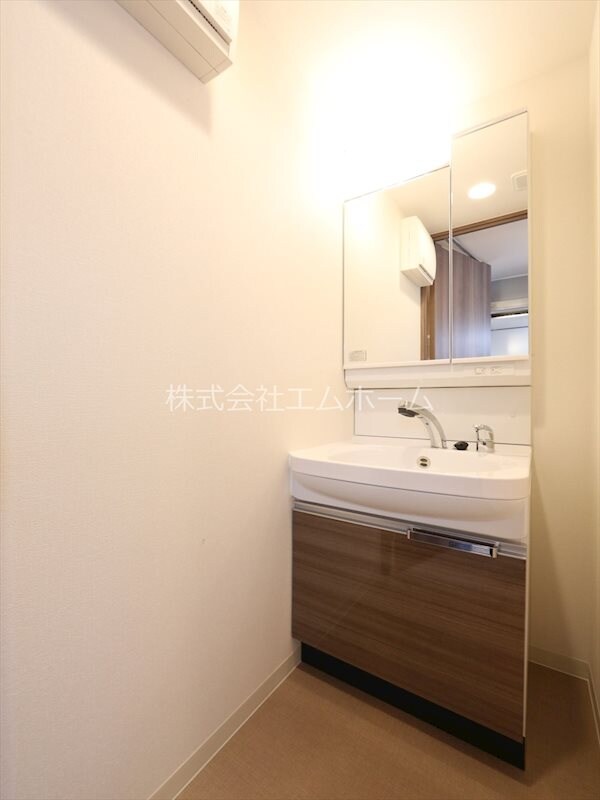 物件内観写真16　(脱衣所　独立洗面台（シャンプードレッサー付）)