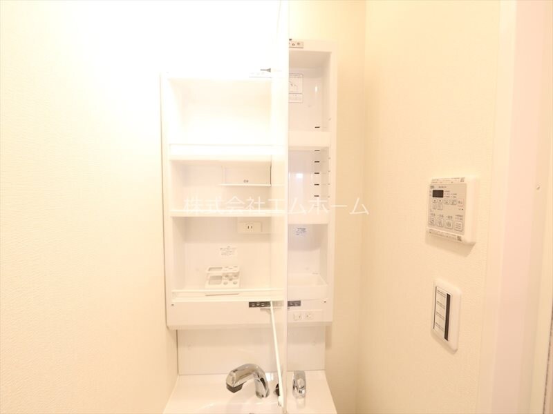 物件内観写真30　(脱衣所　独立洗面台（シャンプードレッサー付）)