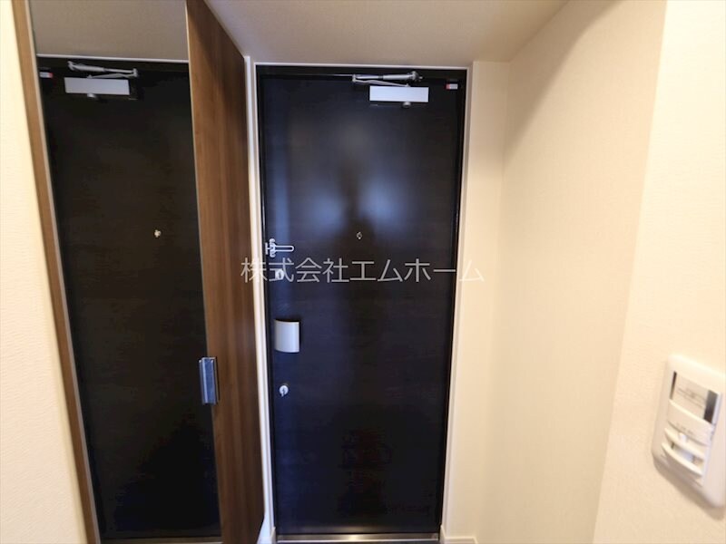 物件内観写真32　(玄関　シューズボックス付（収納充実してます）)